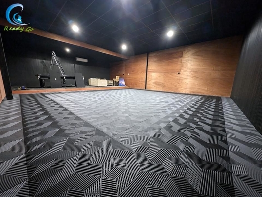 ブラック・インターロッキング・ガレージ・タイル 15.75 x 15.75 インチと負荷容量 25